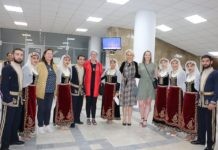 Потомки Айвазовского станцевали крымский вальс и исполнили Хачатуряна на арфе