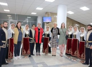 Потомки Айвазовского станцевали крымский вальс и исполнили Хачатуряна на арфе