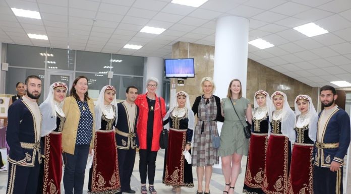 Потомки Айвазовского станцевали крымский вальс и исполнили Хачатуряна на арфе