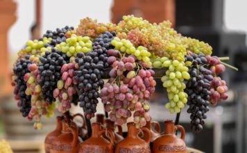 16 августа Армянская Апостольская Церковь отмечает праздник Успение Пресвятой Богородицы — виноградный спас