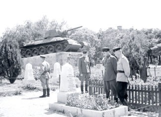 Экипаж танка под руководством П.Т.Заргаряна, первым вошедший в освобожденный Симферополь