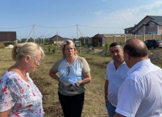 После встречи председателя армянского общества — Георгия Акопяна с Главой Республики — Сергеем Аксеновым п.Айкаван посетила выездная комиссия