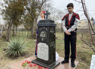 Поэту Геворку Додохяну открыли памятный камень в Симферополе