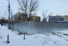 Территорию под строительство армянской церкви огородили забором