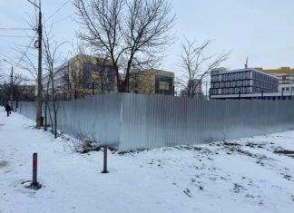 Территорию под строительство армянской церкви огородили забором