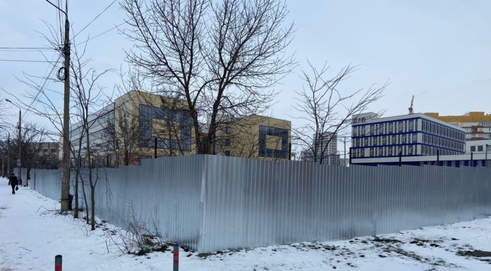 Территорию под строительство армянской церкви огородили забором