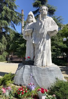 Армянская школа Крымского армянского общества устроила праздник в честь архиепископа Габриэла Айвазовского