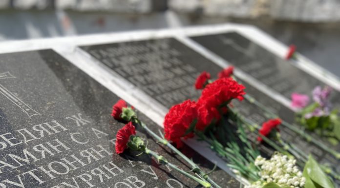 Представители армянской общины Крыма возложили цветы к памятникам воинам ВОВ
