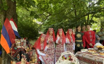 В День семьи, любви и верности крымчанам продемонстрировали традиции и обычаи армянского народа