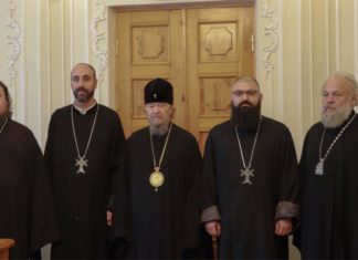Священники Армянской апостольской церкви в Крыму поздравили митрополита Лазаря