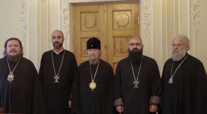 Священники Армянской апостольской церкви в Крыму поздравили митрополита Лазаря