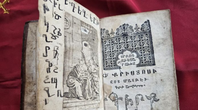 300-летнюю книгу Нового Завета вынесли для поклонения верующих в храме Сурб Акоб