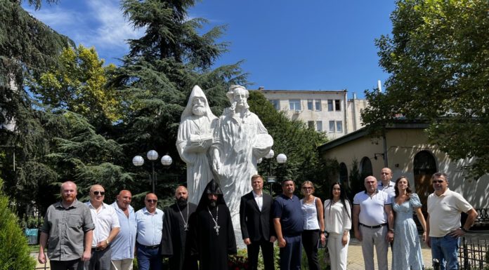 В Симферополе в рамках Дней армянской культуры в Крыму состоялось возложение цветов к памятникам