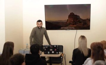 16 мая в молодежном центре «Агапэ» церкви Сурб Акоб г. Симферополь прошла презентация книги «Армения — страна крепостей» блогера и путешественника Арутюна Акопяна.